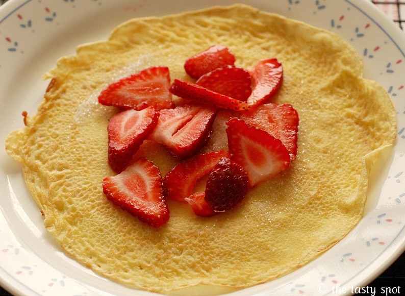 Le crepe avec sucre et fraise