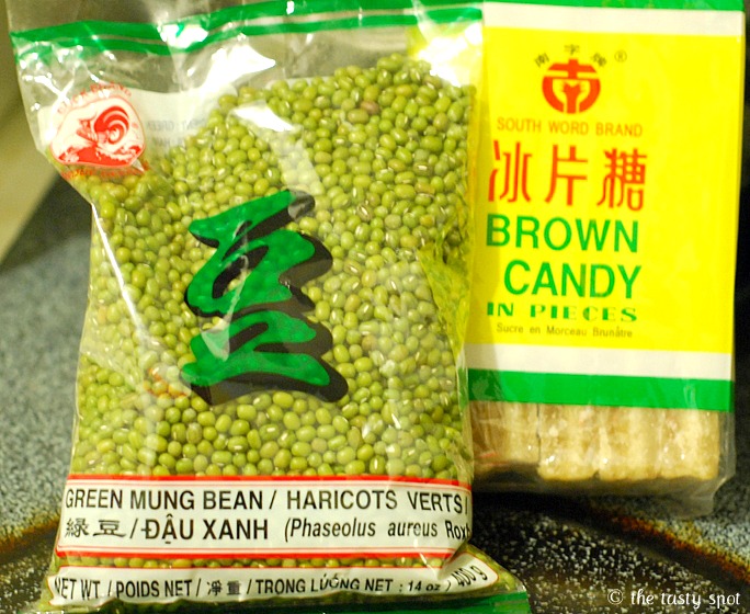 Few ingredients: green beans, rock sugar, and water